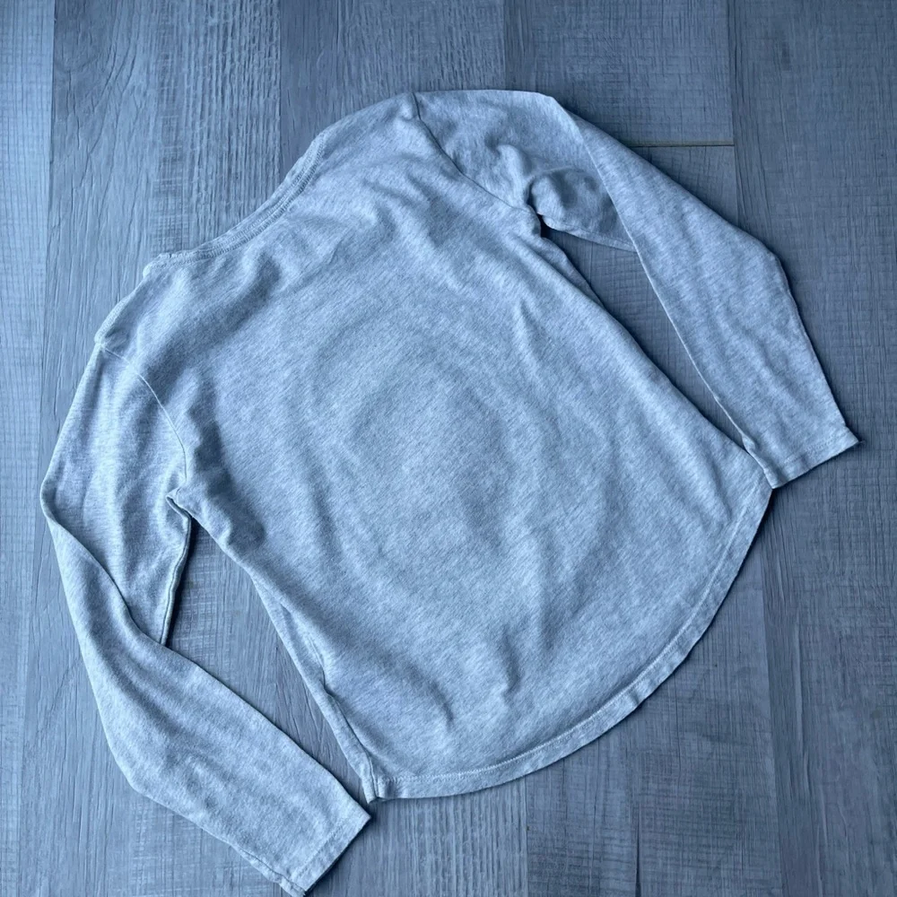 Old navy girl’s longg sleeve T-shirt, size M.